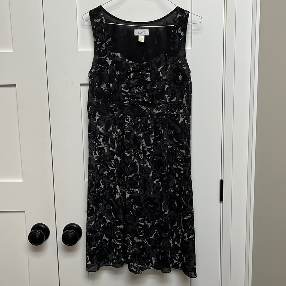Patterned dress w. ruffle detail [Loft]